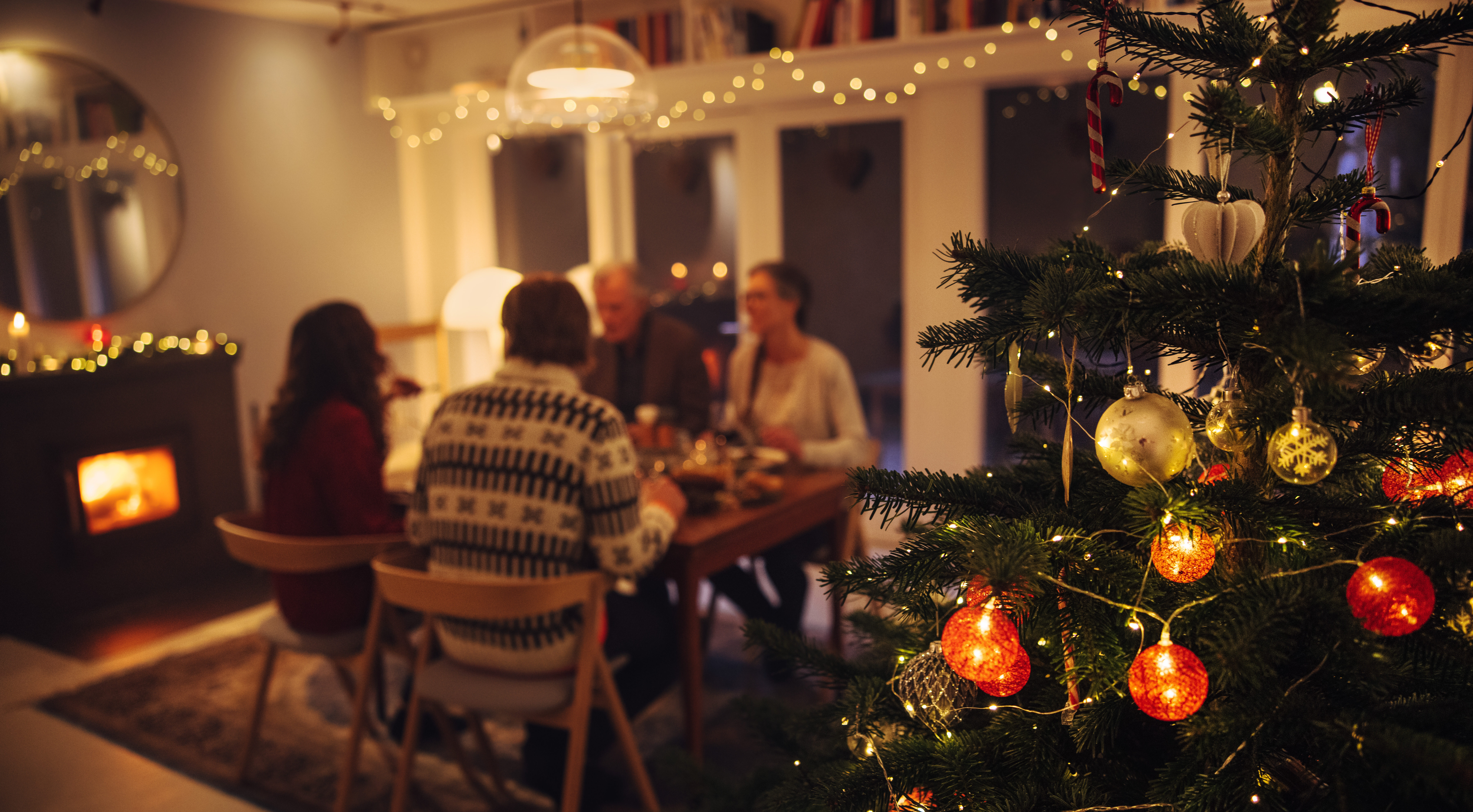 Interior,Shot,Of,Warm,Cozy,Christmas,Decorated,Family,Home.,Family