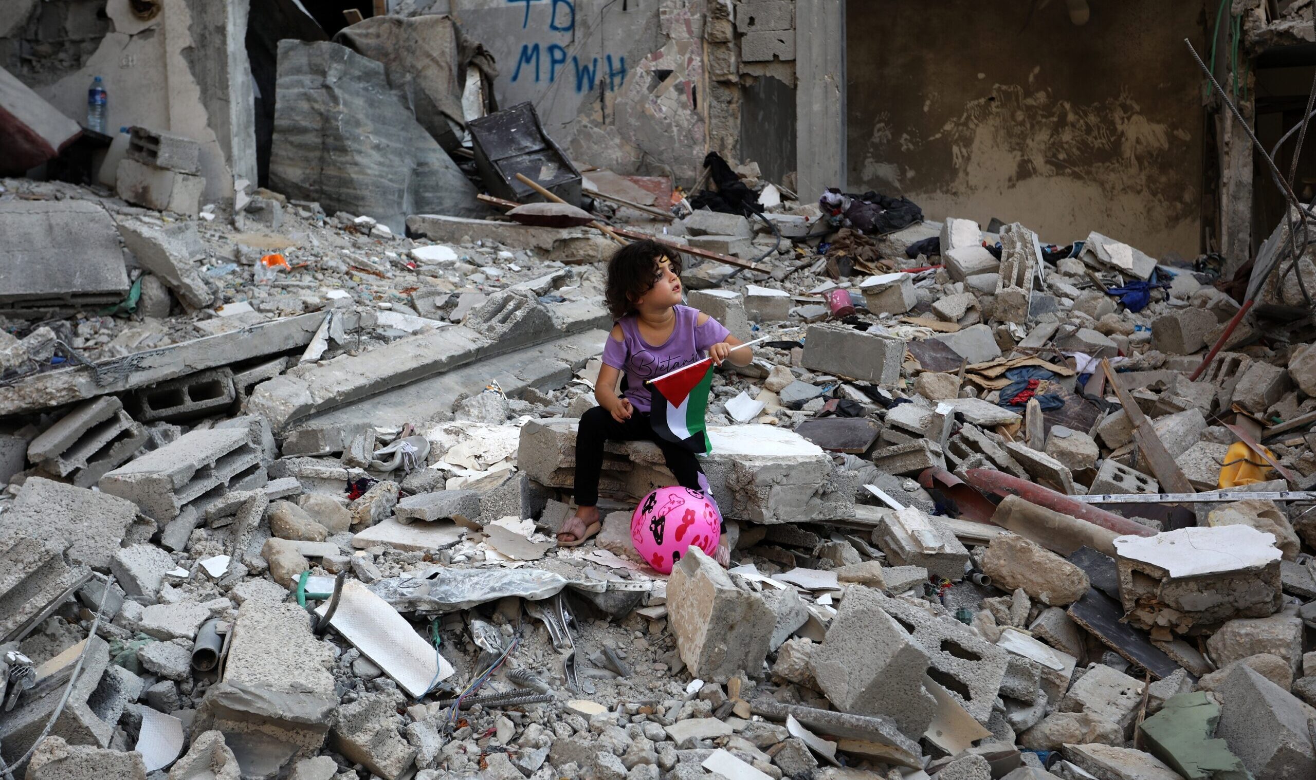 Palestinian,Children,Are,Entertained,By,Clowns,Amidst,The,Rubble,Of