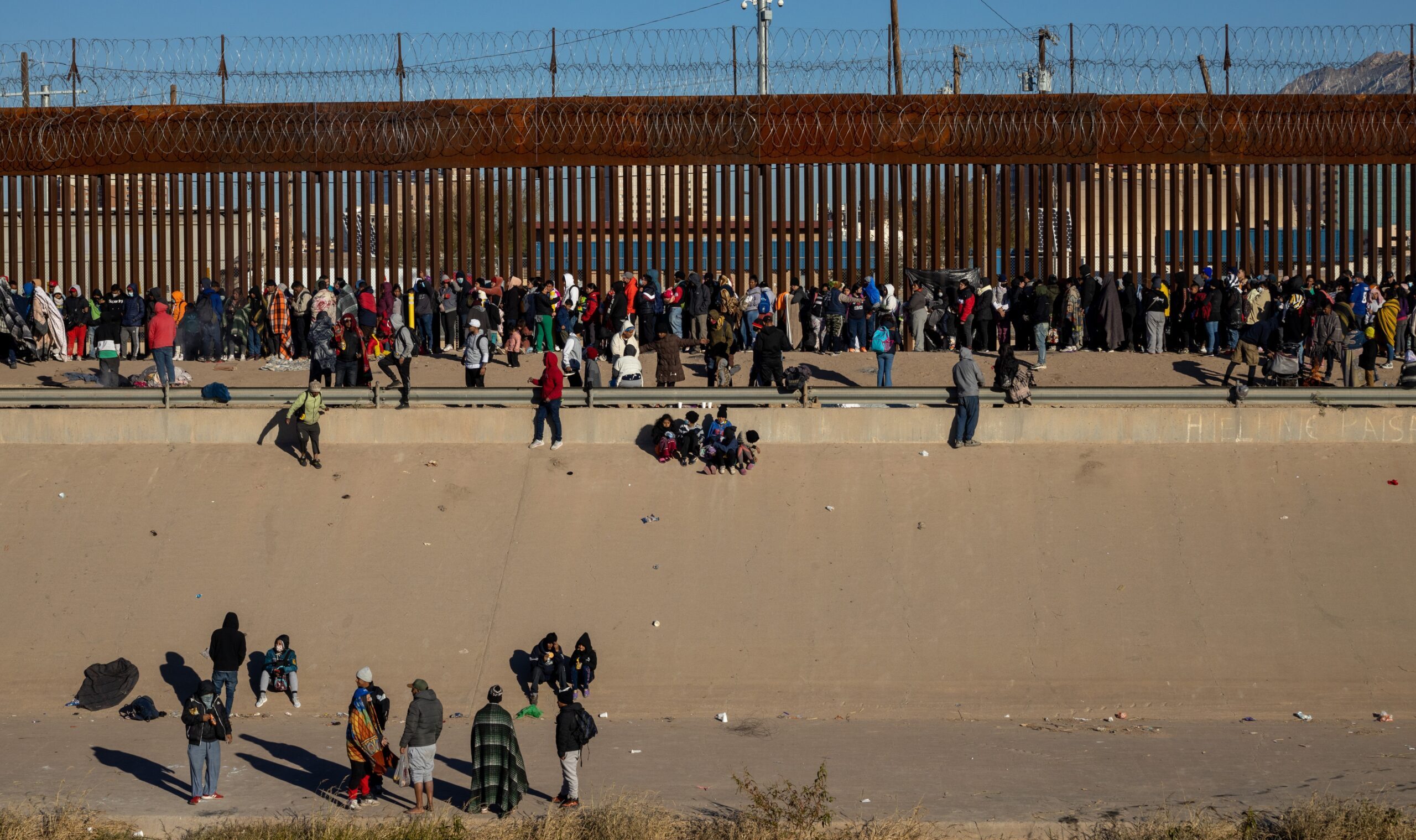Juarez,,Mexico,,12-21-2022:,Hundreds,Of,Migrants,Wait,In,Front,Of